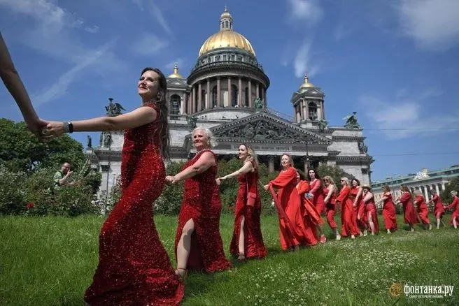 Инициатива из Красноярска собрала в нескольких городах женщин в красных платьях, выстроившихся в форму сердца. Участницам обещали завтраки с экспертами, репетиции танца и фотосессии; взнос — около 1,7 тыс. руб.