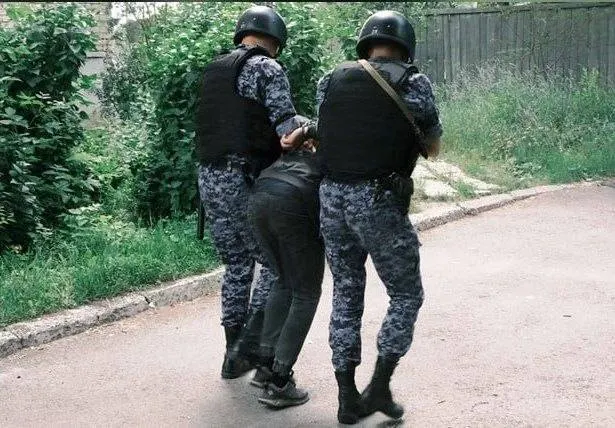 В приёмном отделении районной больницы агрессивный мужчина в состоянии алкогольного опьянения ударил медработника. Сотрудники Росгвардии прибыли на вызов и задержали нарушителя, его доставили в полицию.