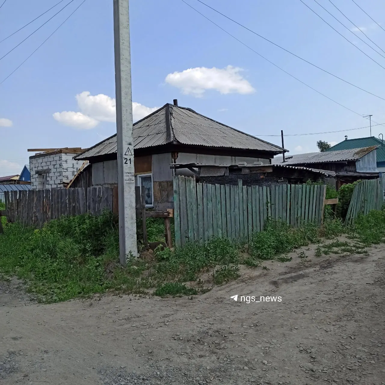 После прорыва на улице Трехгорной жители выяснили, что участок трубы никому не принадлежит. Временный ремонт сделали резиновым шлангом, а в мэрии подтвердили, что участок не входит в зону ответственности «Горводоканала». Ориентировочная сумма замены — около 600 тысяч рублей.
