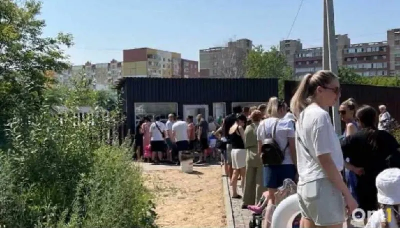 20 июня воздух в регионе прогрелся до +34°C: жители Омска в очередях пытаются попасть на платные пляжи и занять шезлонги у воды.