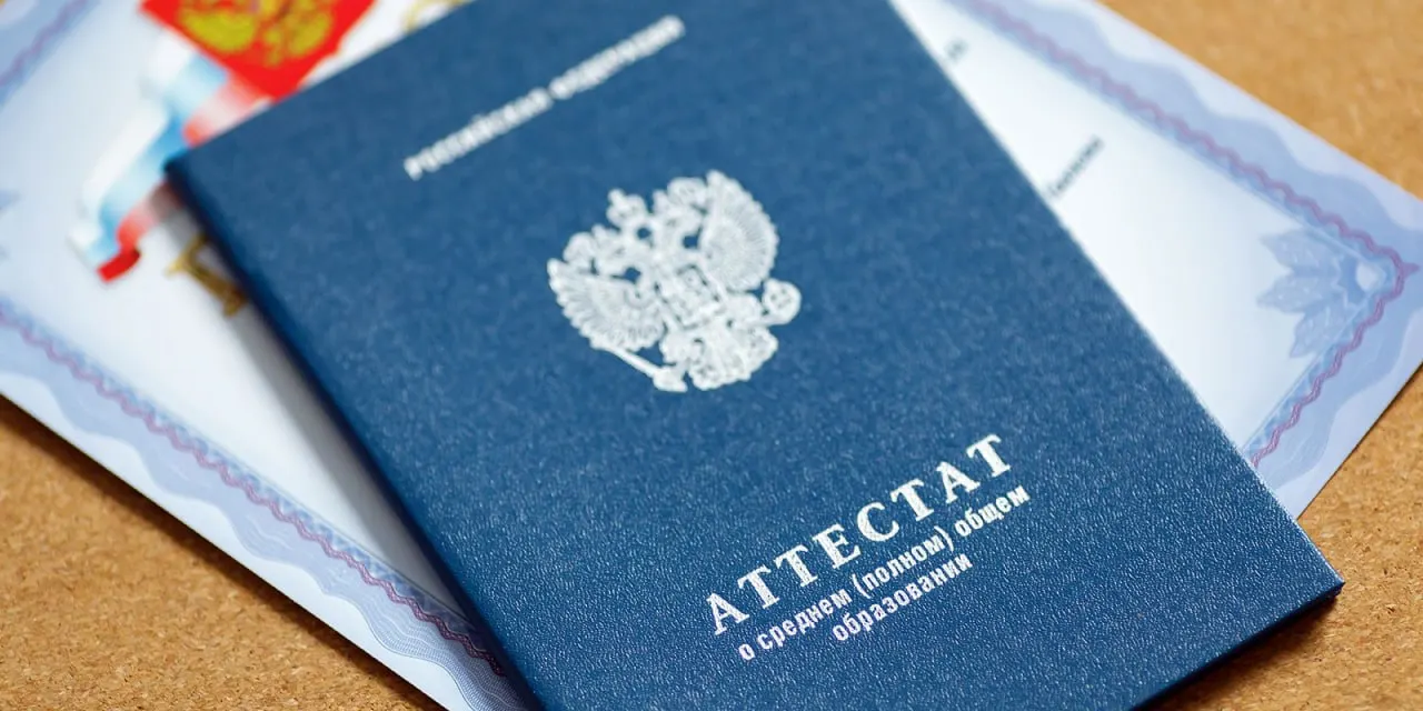 Администрация города сообщила, что вручение аттестатов состоится 26 и 27 июня в 84 школах Барнаула; часть церемоний пройдут в городских домах культуры.