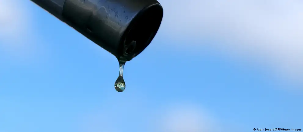Удары беспилотников по нефтеперерабатывающим объектам и логистике вызвали перебои в поставках бензина и дизеля в ряде регионов; сезонный рост спроса может превратить локальные проблемы в широкий кризис.