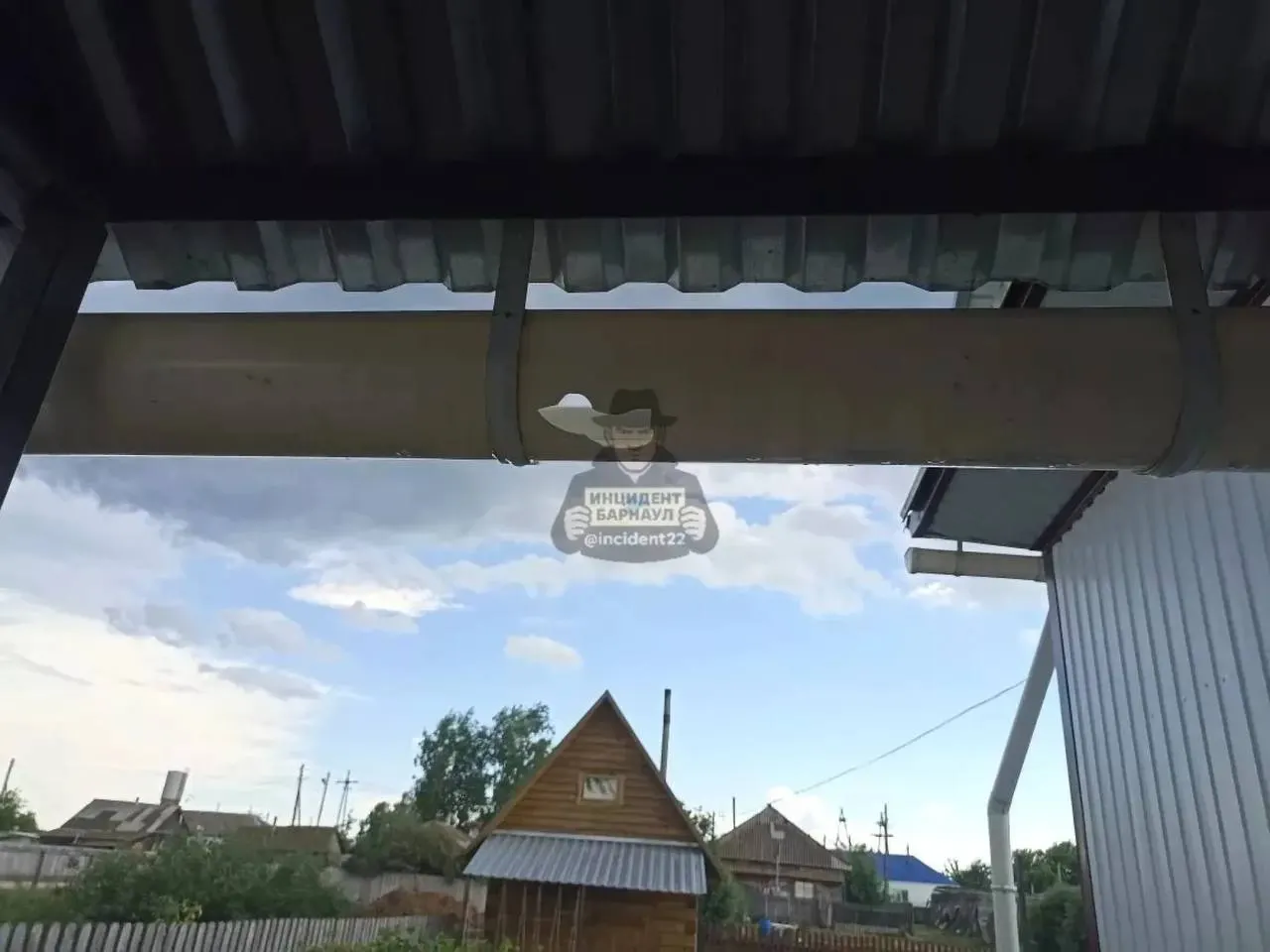 14 июня в отдельных районах Алтайского края прошёл сильный град. Стихия повредила огороды и рассаду жителей Мамонтовского района — люди опасаются за урожай этого лета.