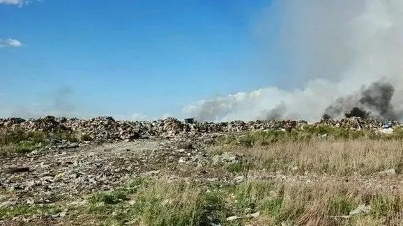 В Омской области в Калачинске и Кормиловском районе продолжаются пожары на свалках. МЧС советует жителям ограничить пребывание на улице; тушение осложнено глубоким тлением отходов.