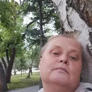 Жительница Омской области приговорена к трём годам колонии за публикации и комментарии в сети. Правозащитники восстановили ход дела, из которого следуют обстоятельства задержания, судебного разбирательства и условий защиты.