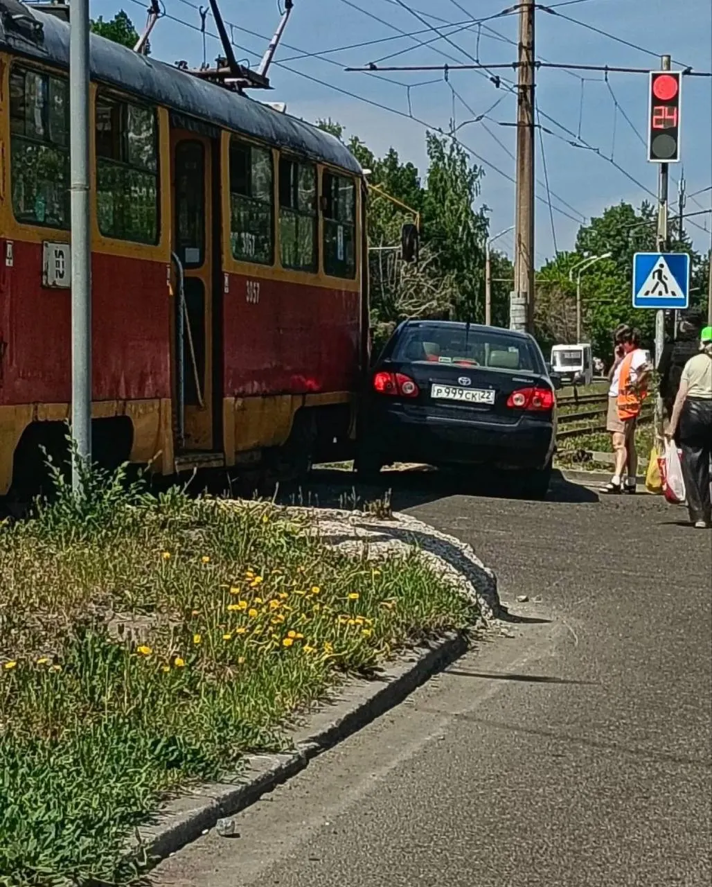 Днем 6 июня на перекрестке Петра Сухова и Малахова в Барнауле произошло ДТП с участием трамвая и иномарки; информации о пострадавших нет.