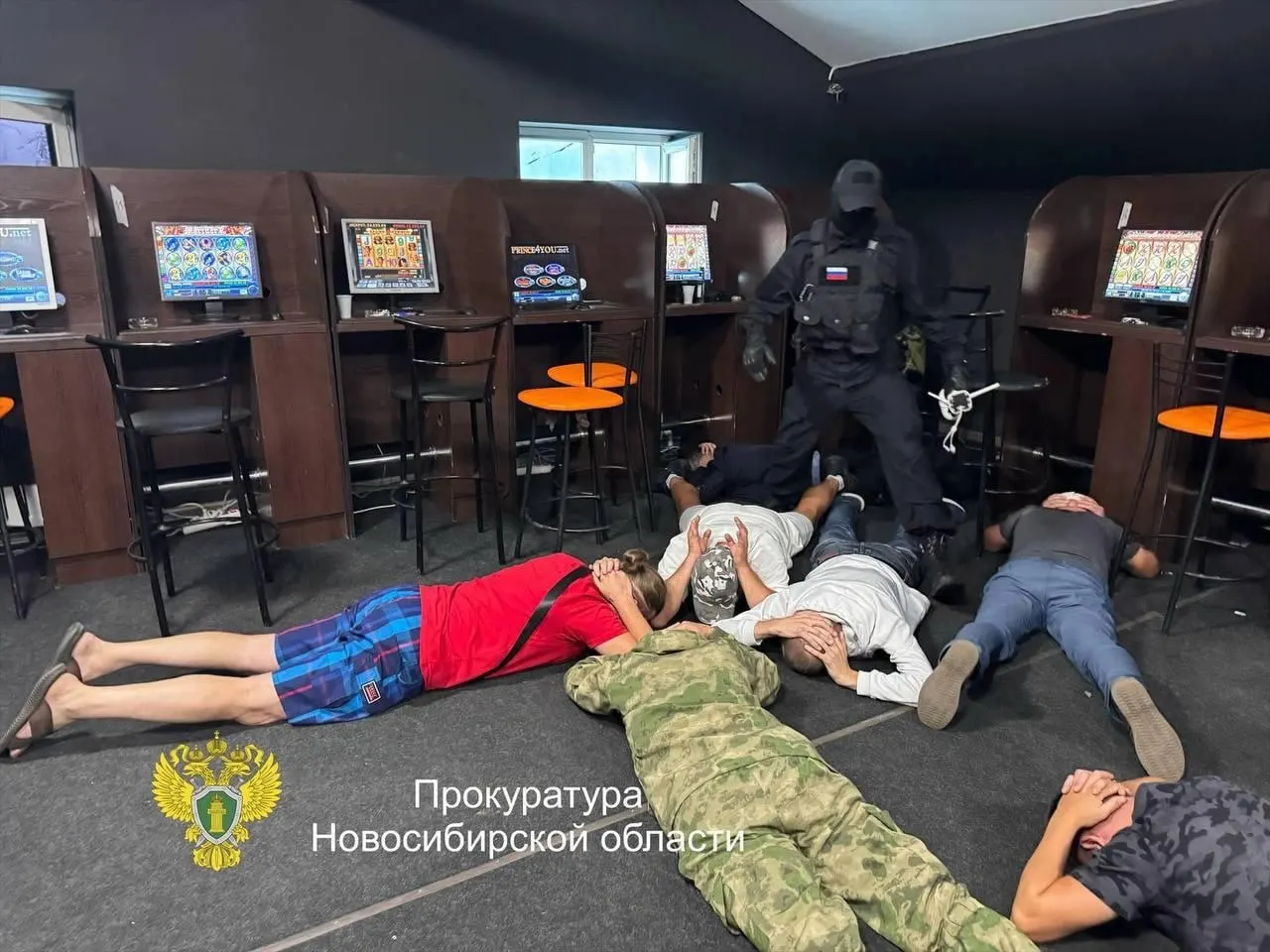 Восемь человек обвиняются в организации подпольных игорных клубов в восьми районах города; по данным прокуратуры, они получили свыше 4 млн рублей.