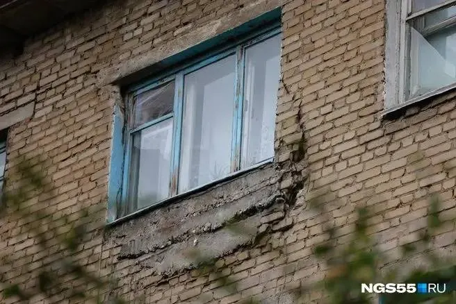 Двухэтажный дом в посёлке Волжский и трёхэтажный дом на улице Энергетиков признаны аварийными и подлежат сносу. Жителей обязаны расселить до 31 декабря 2033 года под контролем первого заместителя мэра.