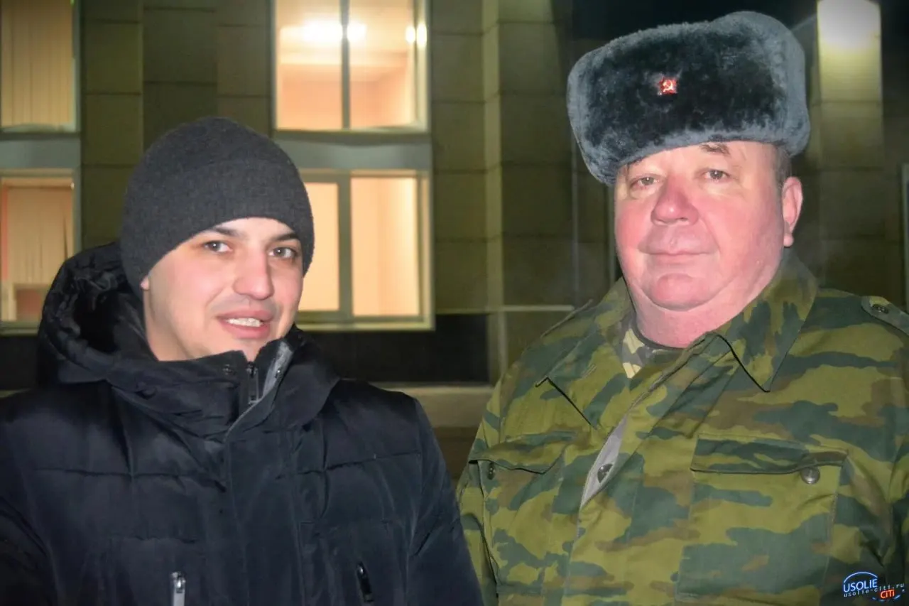 Виктор Селиванов, 28 лет, погиб от осколочного ранения, оказывая помощь раненому. В Усольской больнице открыты десятки вакансий, а региональный минздрав признаёт нехватку персонала и называет сроки решения проблемы до 2030 года.