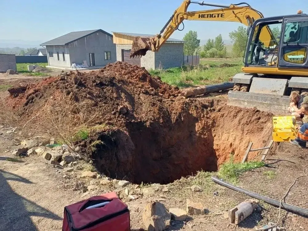 Водоснабжение прекратилось 30 мая из‑за аварии на сетях. Трубы ремонтировали, но при работах был повреждён новый трубопровод — вода до сих пор не вернулась во все дома, подвоз не организован.