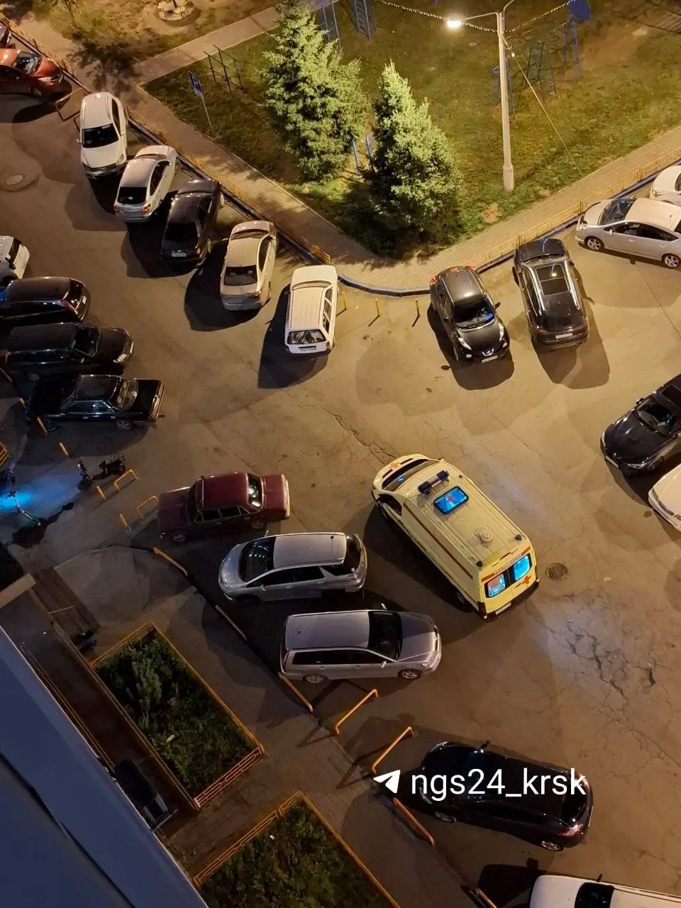Ночью в микрорайоне Белые Росы в Красноярске девушка упала из окна многоквартирного дома. Полиция сообщает о гибели и исключает криминальный след.