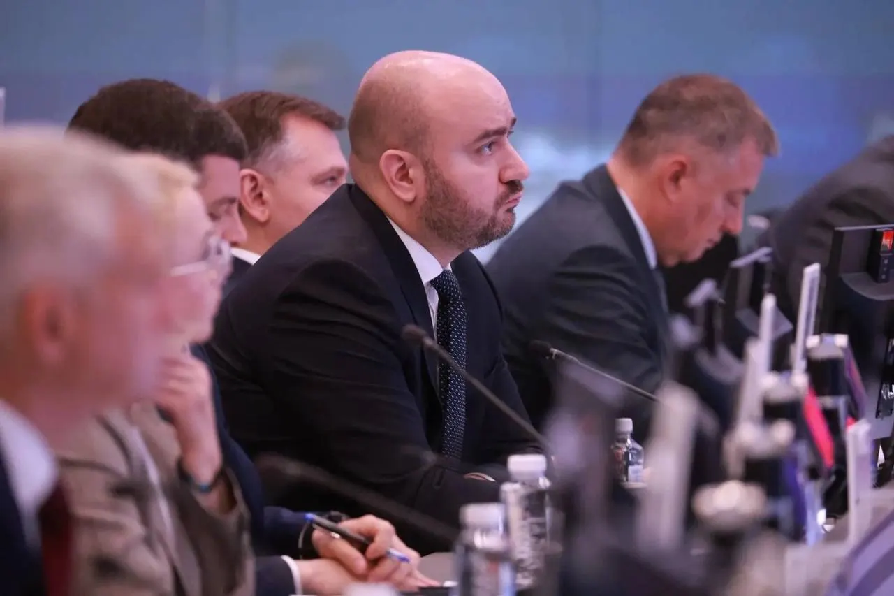 На совещании по топливному рынку обсуждали поставки бензина и дизеля, координацию между федеральным центром, регионами и поставщиками, а также меры по контролю цен и логистике.