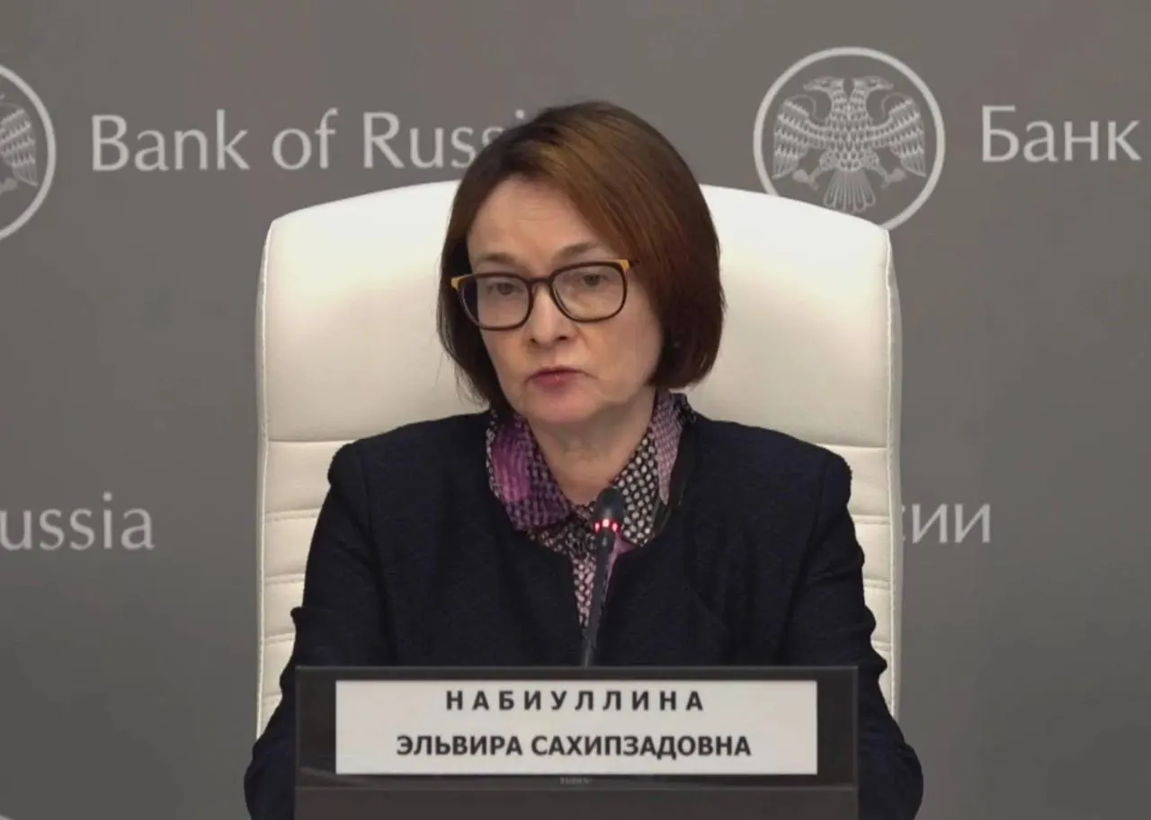 Глава Центробанка вышла на пресс‑конференцию после краткой простуды: подтвердила болезнь, поблагодарила за беспокойство и рассказала о потере голоса.