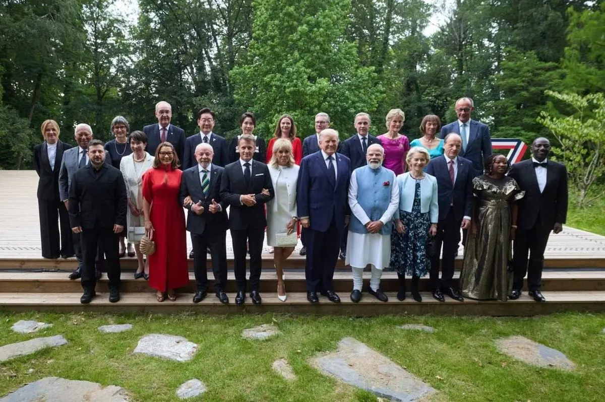 В геополитической декларации саммита G7 страны подтвердили единство в поддержке Украины, договорились расширить военную помощь и лицензировать производство вооружений в Украине; документ также затрагивает Ближний Восток, Индо‑Тихоокеанский регион и экономические дисбалансы.