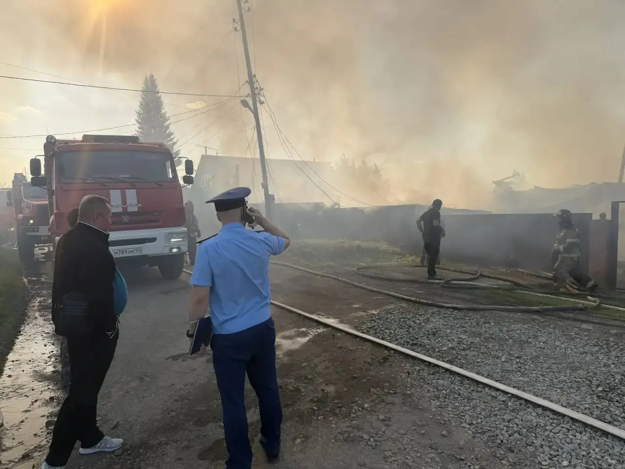 В городе Обь Новосибирской области пожар уничтожил несколько жилых домов и надворных построек. Пожарные потушили возгорание в ночь на 4 апреля, пострадавших нет; прокуратура проводит проверку.