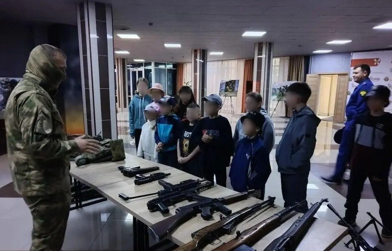 Воспитанников государственного реабилитационного центра «Виктория» свозили в отряд спецназа «Ермак», где с ними провели экскурсию, показали оружие и рассказали о службе.