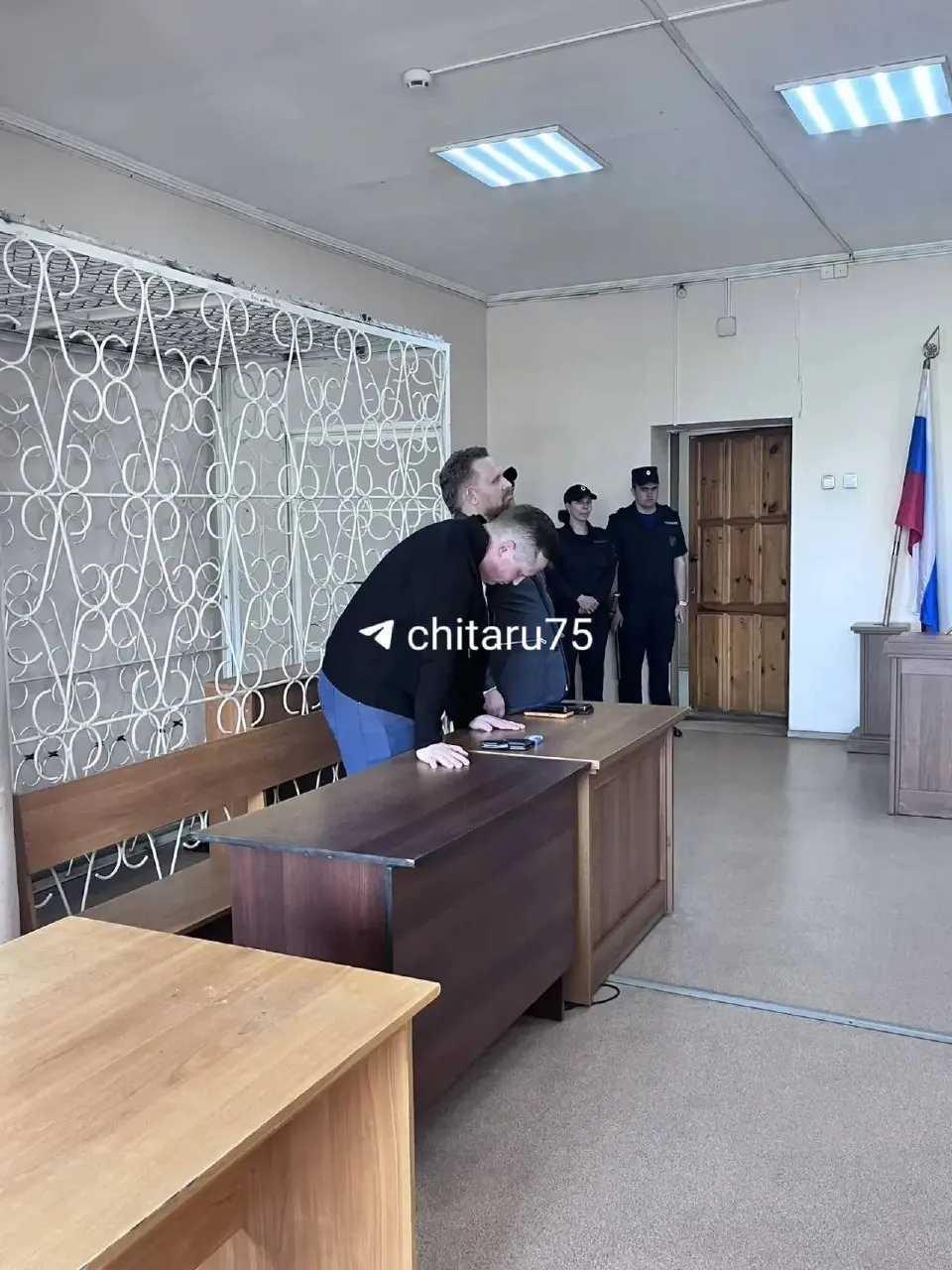 Суд отправил бывшего министра под стражу. Перед задержанием он снял цепочку, отказался от комментариев; адвокат и прокуратура тоже промолчали.