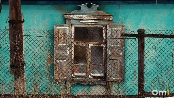 По словам мэра, комплексное развитие территорий позволяет расселять аварийное жильё и запускать новые проекты застройки; в Омске учтены и участки с частным сектором. В городе насчитывается 199 аварийных многоквартирных домов, где проживают более 4,5 тыс. человек.