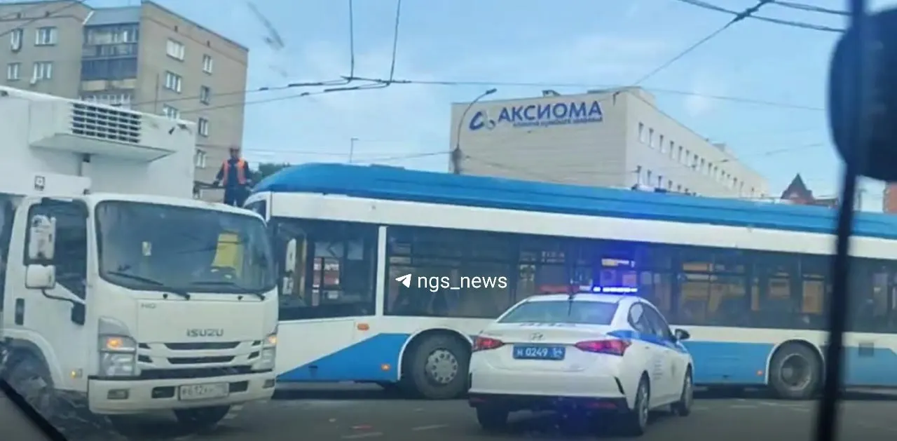 На перекрёстке Бориса Богаткова и Кошурникова рядом с «Золотой Нивой» троллейбус столкнулся с грузовиком. На месте — аварийные службы и затор.