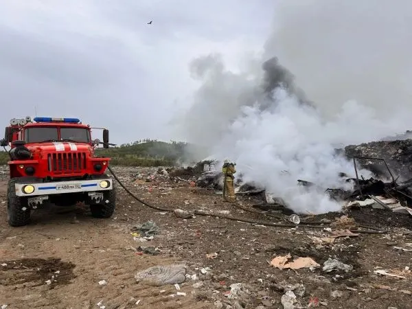 Региональный оператор приостановил приём мусора на полигоне в селе Нижний Саянтуй (Тарбагатайский район, Бурятия) после ночного возгорания 20 июня: огонь охватил участки полигона вблизи пригородных посёлков.