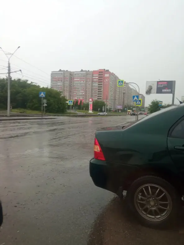 Утром 13 июня в Барнауле перекрыли участок улицы Попова из‑за скопления воды. Подтопления зафиксировали на нескольких проспектах и улицах — дорожные службы работают на местах, водителей просят выбирать объездные маршруты.