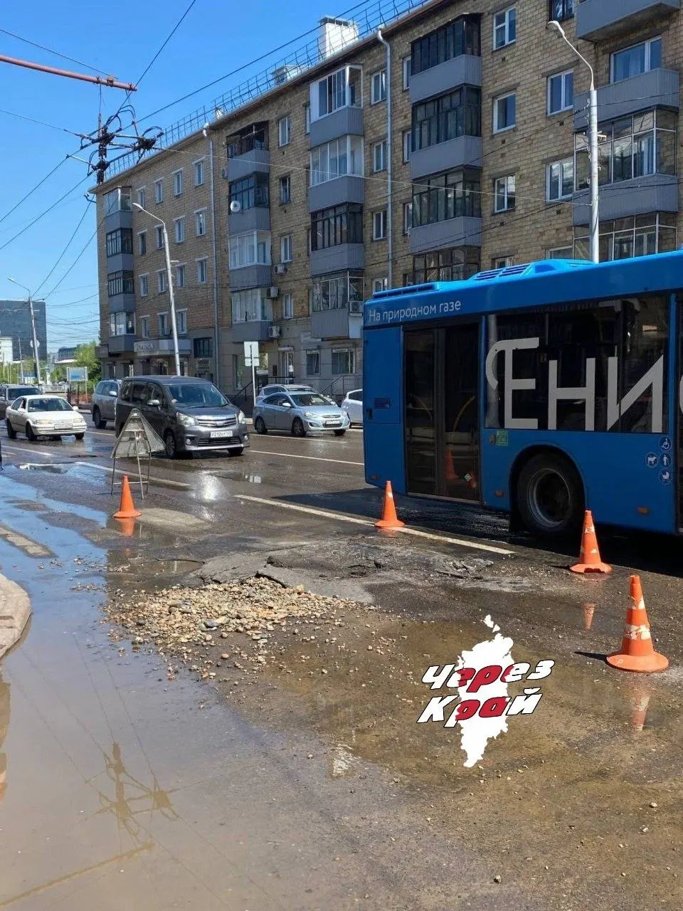 Асфальт провалился возле дома №27 на Профсоюзов; участок от перекрёстка с Ленина до Музтеатра затоплен, движение частично ограничено.
