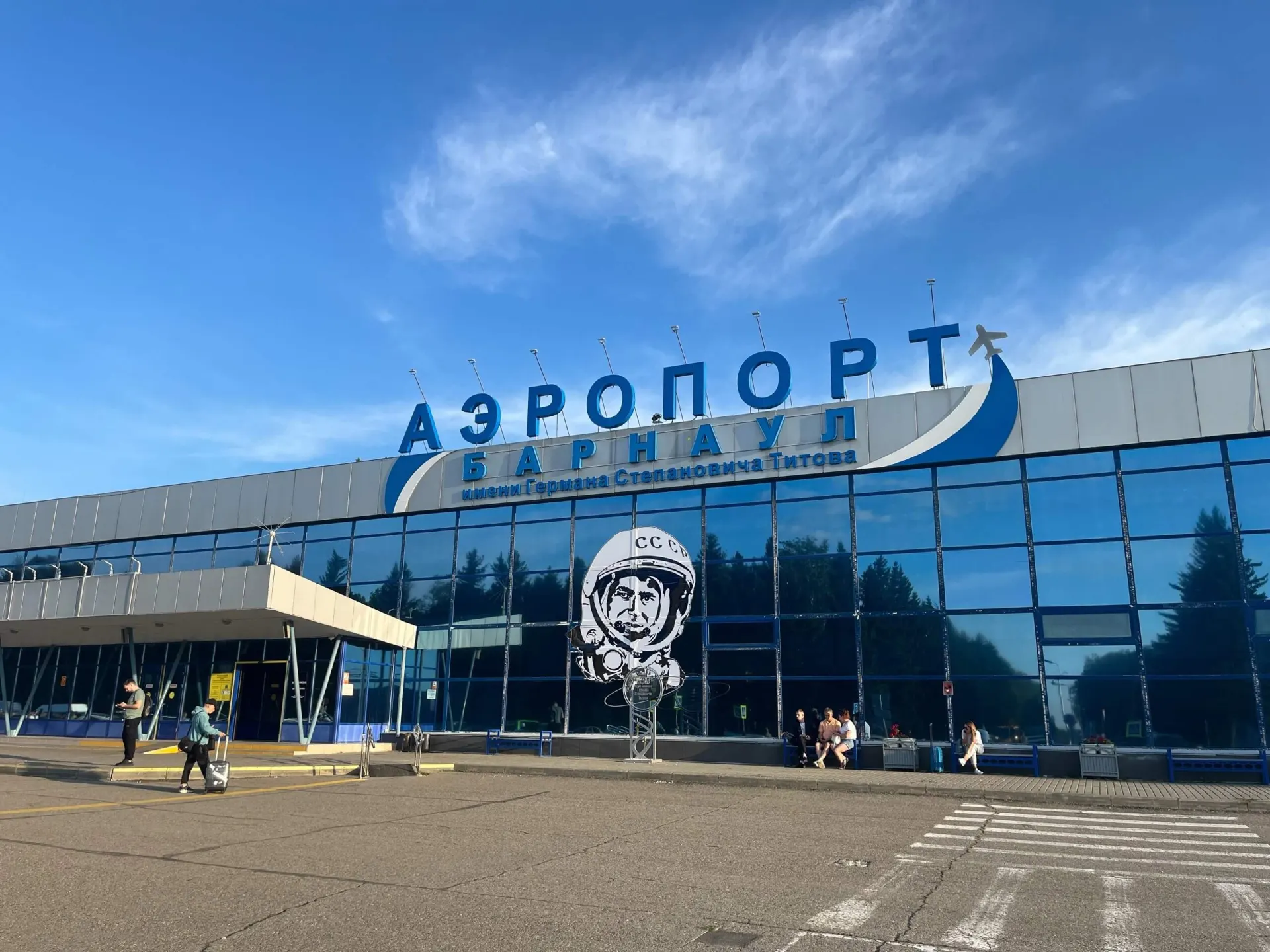 Рейс, запланированный на 16 июня, вылетел только в 07:53 17 июня. Из‑за временных ограничений воздушного пространства в Сочи пассажирам пришлось переночевать в терминале и заново проходить регистрацию.