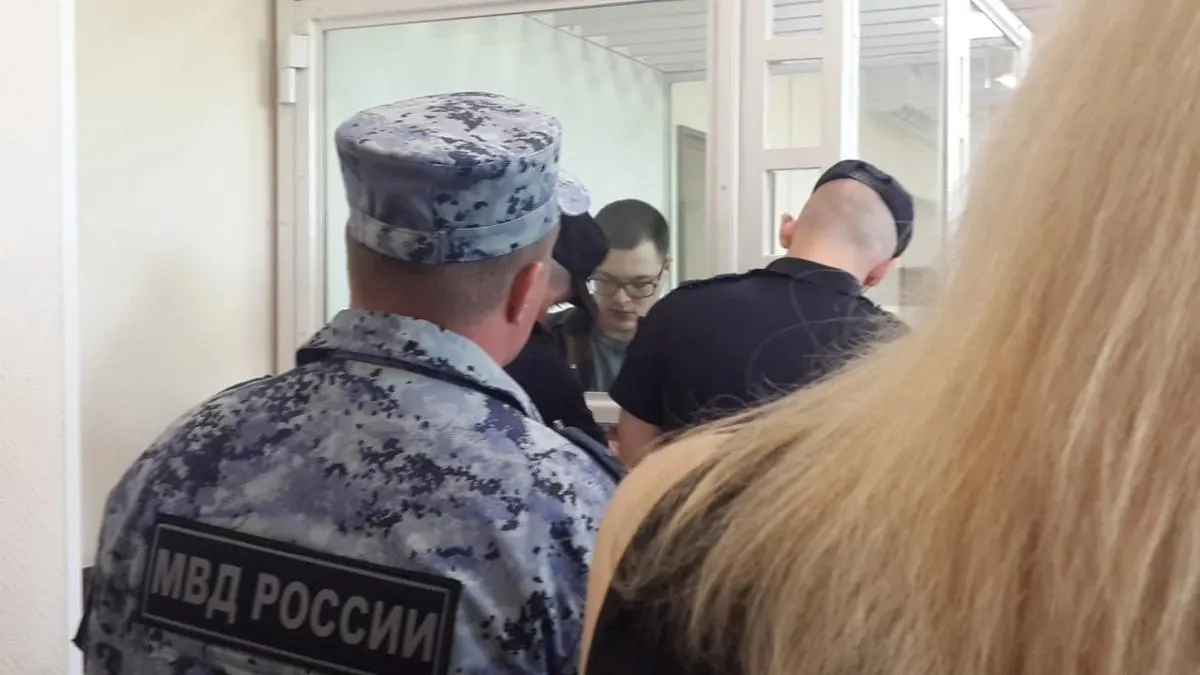 Суд Советского района продлил содержание под стражей 20‑летнего Никиты Уварова. Ему предъявлено новое обвинение по статье об участии в экстремистской организации, которое грозит до шести лет лишения свободы.