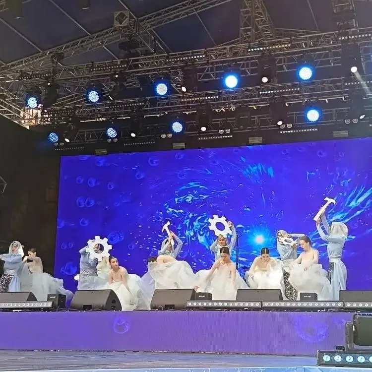 Праздничный концерт на площади Сперанского продолжается: основная программа идёт днём, концерт продлится до 20:00, после чего начнутся выступления приглашённых звёзд.
