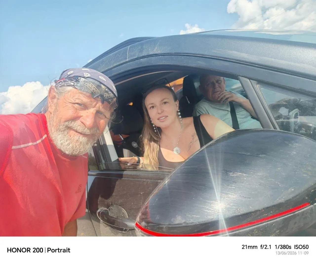 Андрей Козлов, проехав 45 дней, почти добрался до Красноярска. На трассе за Томском он познакомился с Натальей Руденко, которая занимается развитием велоинфраструктуры и едет в Тюмень с проектами по велодорожкам и паркам.
