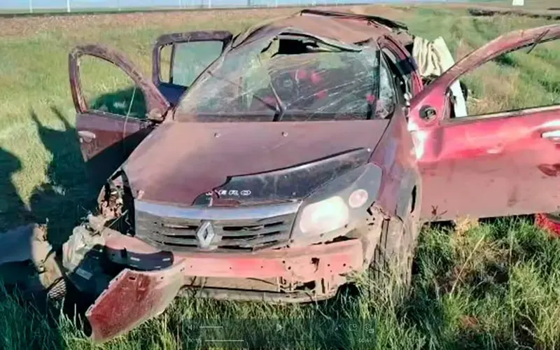 Renault вылетел с трассы и опрокинулся на дороге Усть-Абакан — Ербинская; по предварительным данным, водитель была пьяна, ещё четверо человек получили травмы.