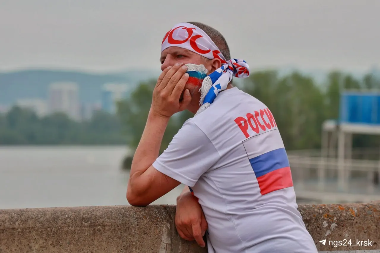 На набережной царит праздничная атмосфера: семьи гуляют, дети рисуют на асфальте, проходят конкурсы и народные игры.