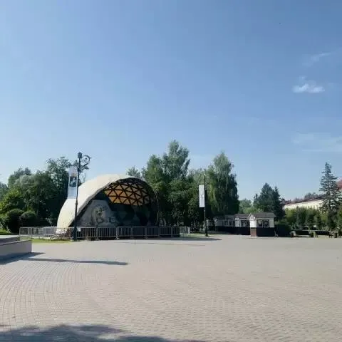 На Ново‑Соборной площади в Томске установили три новые точки доступа Wi‑Fi с радиусом покрытия около 50 м и скоростью до 100 Мбит/с. Сеть дополняет существующий сервис на площади и призвана сделать пространство удобнее для жителей и гостей.