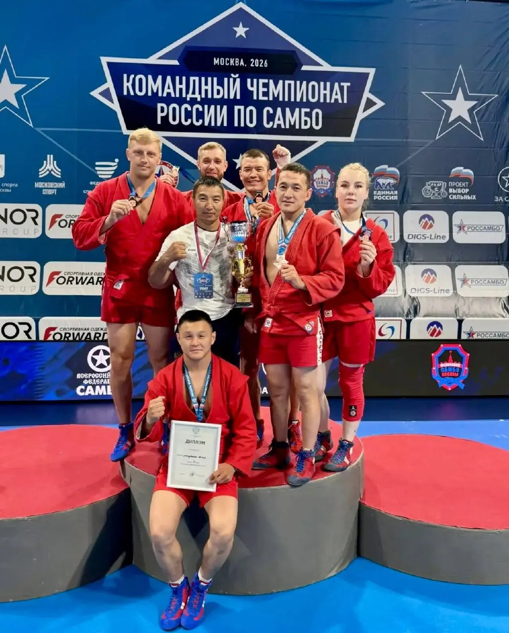 На гребном канале «Москва» спортсмены из Алтайского края выиграли золото, серебро и бронзу на чемпионате России по байдаркам и каноэ. Турнир, начавшийся 24 июня, собрал более 350 участников и служит отбором на чемпионат мира в Познани и международные старты «Кубка Доброй Воли‑2026».