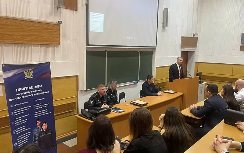 Сергей Салишев, признанный виновным в организации незаконных азартных игр, зарегистрировал новую фамилию Вешняков, сохранял должности в вузах и состоит в аттестационной комиссии Росгвардии.