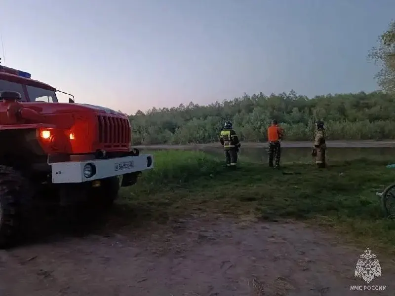 В Петропавловском районе подросток ушёл под воду на реке Ануй во время отдыха; полиция, добровольцы и пожарные ведут поиски.