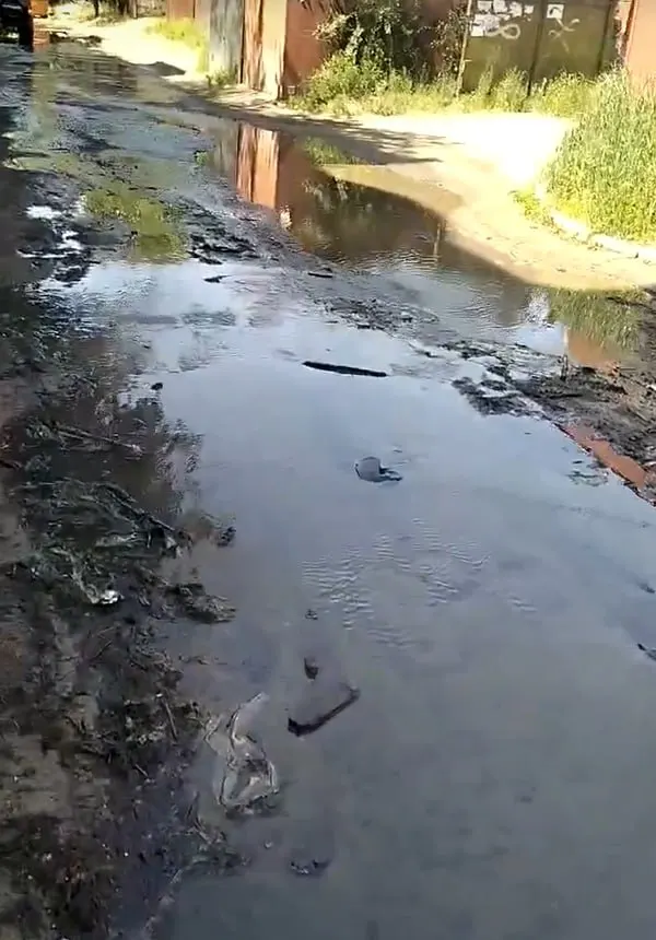 В Батарейном прорвало водопровод: вода выходит на поверхность, во дворах образовались большие лужи, возможны подтопления подвалов и просадки грунта. На месте работают специалисты района.