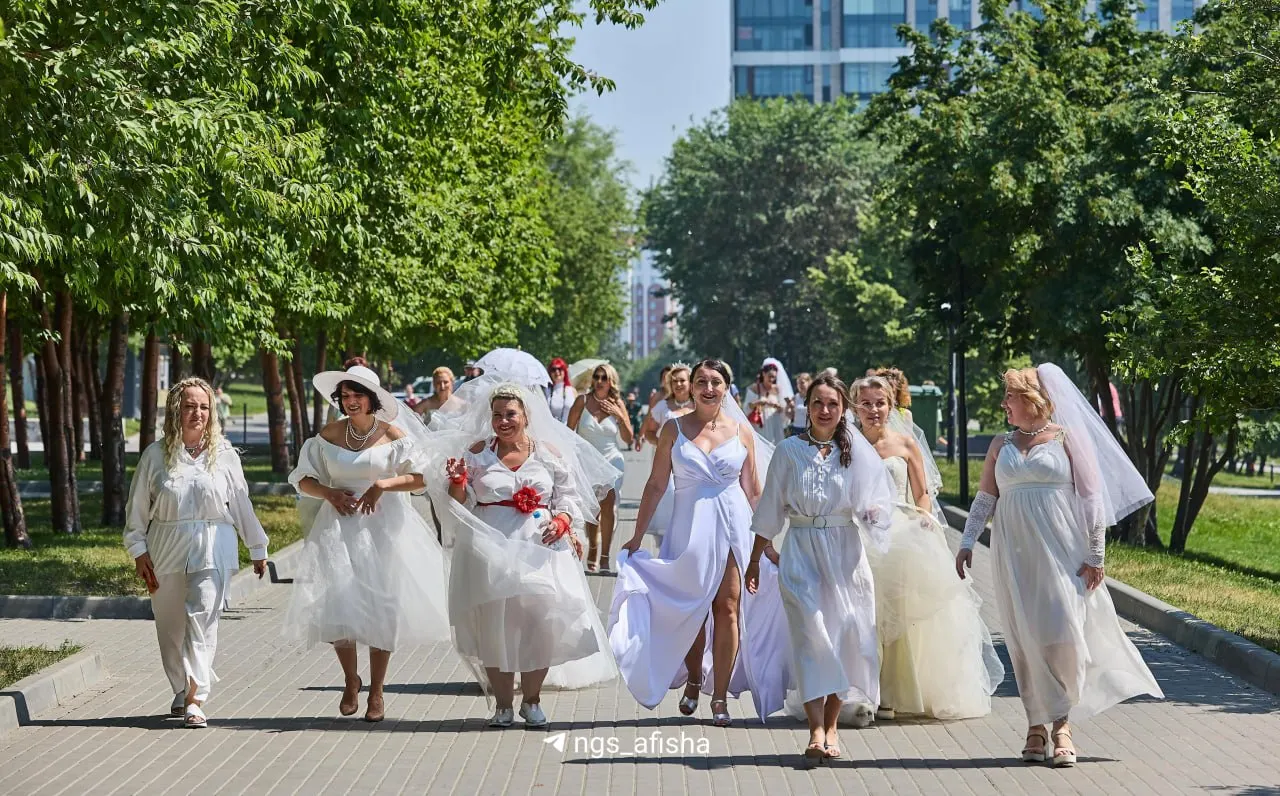 16 женщин в свадебных платьях прошли по центру города и Михайловской набережной, напомнив, что красота не зависит от возраста, размера одежды или семейного положения.