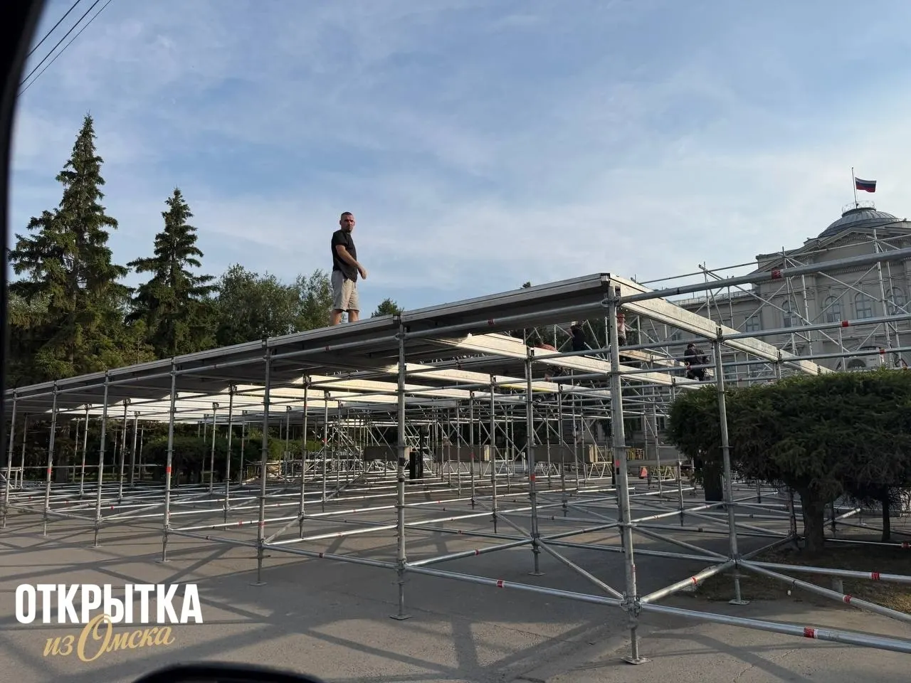 На Соборной площади начали установку сцены перед Днём молодёжи. Основная концертная программа пройдёт 27 июня, выступит Полина Гагарина. Праздник пройдёт на нескольких площадках города.