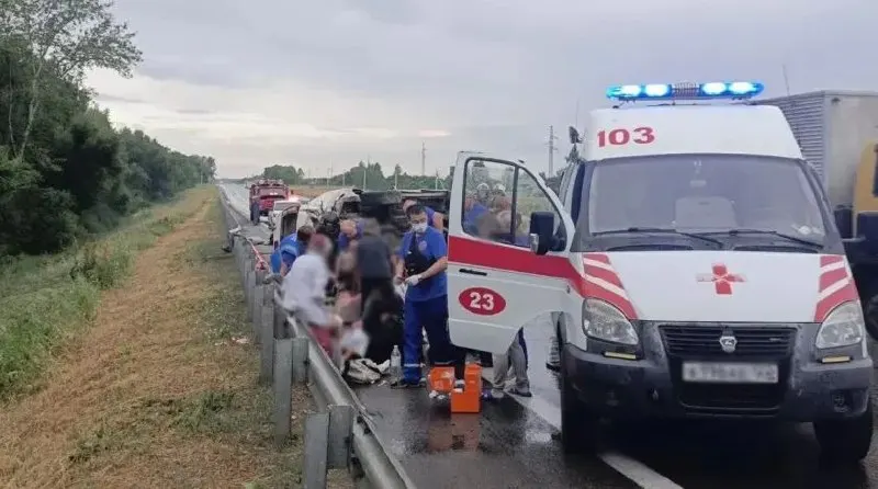 Утром 30 июня на федеральной трассе рядом с Бийском перевернулся микроавтобус с восемью пассажирами. Пять человек, в том числе дети 8 и 12 лет, доставлены в больницу в состоянии средней тяжести.