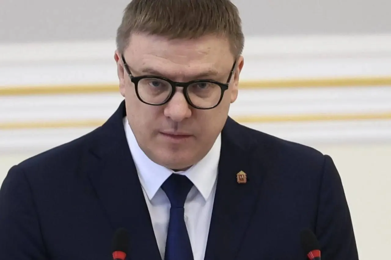 Губернатор Алексей Текслер поручил муниципальным штабам отслеживать ситуацию на топливном рынке после роста цен на независимых заправках; в ряде регионов уже вводили лимиты и приоритетное обеспечение для служб.