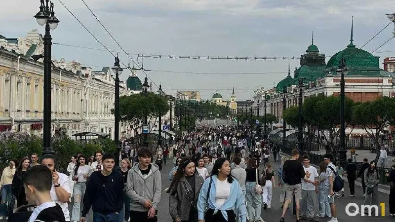 В Омске появился проект постановления о продлении работы пешеходной зоны на Любинском проспекте: при утверждении перекрытие продлят до вечера 25 сентября, проезд восстановят 27 сентября в 20:00.