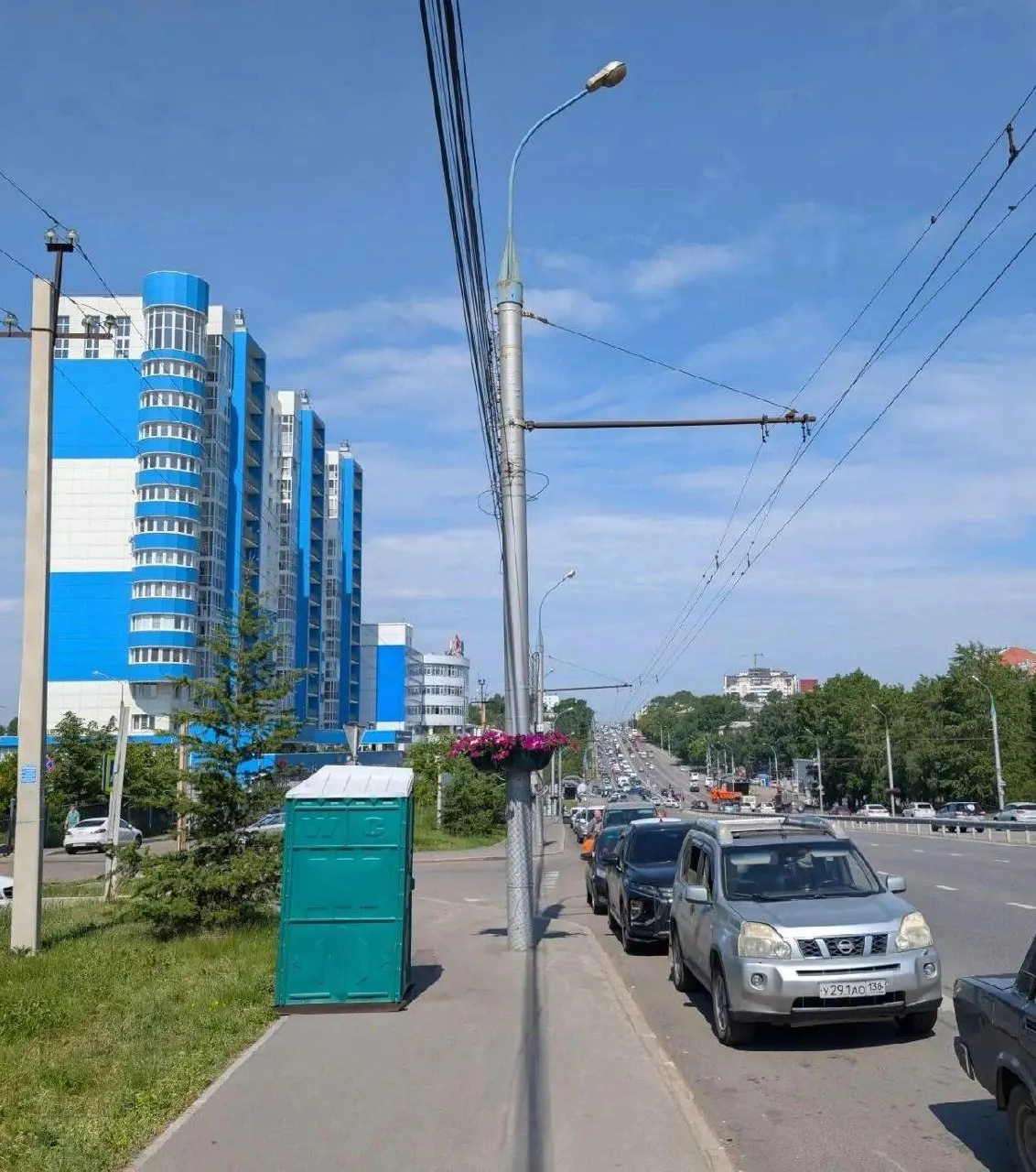 На автозаправке на Байкальской образовалась очередь; люди ожидают спокойно, кто-то читает или спит в машинах. Въезд контролируют полицейские, обстановка менее напряжённая, чем на прошлой неделе.