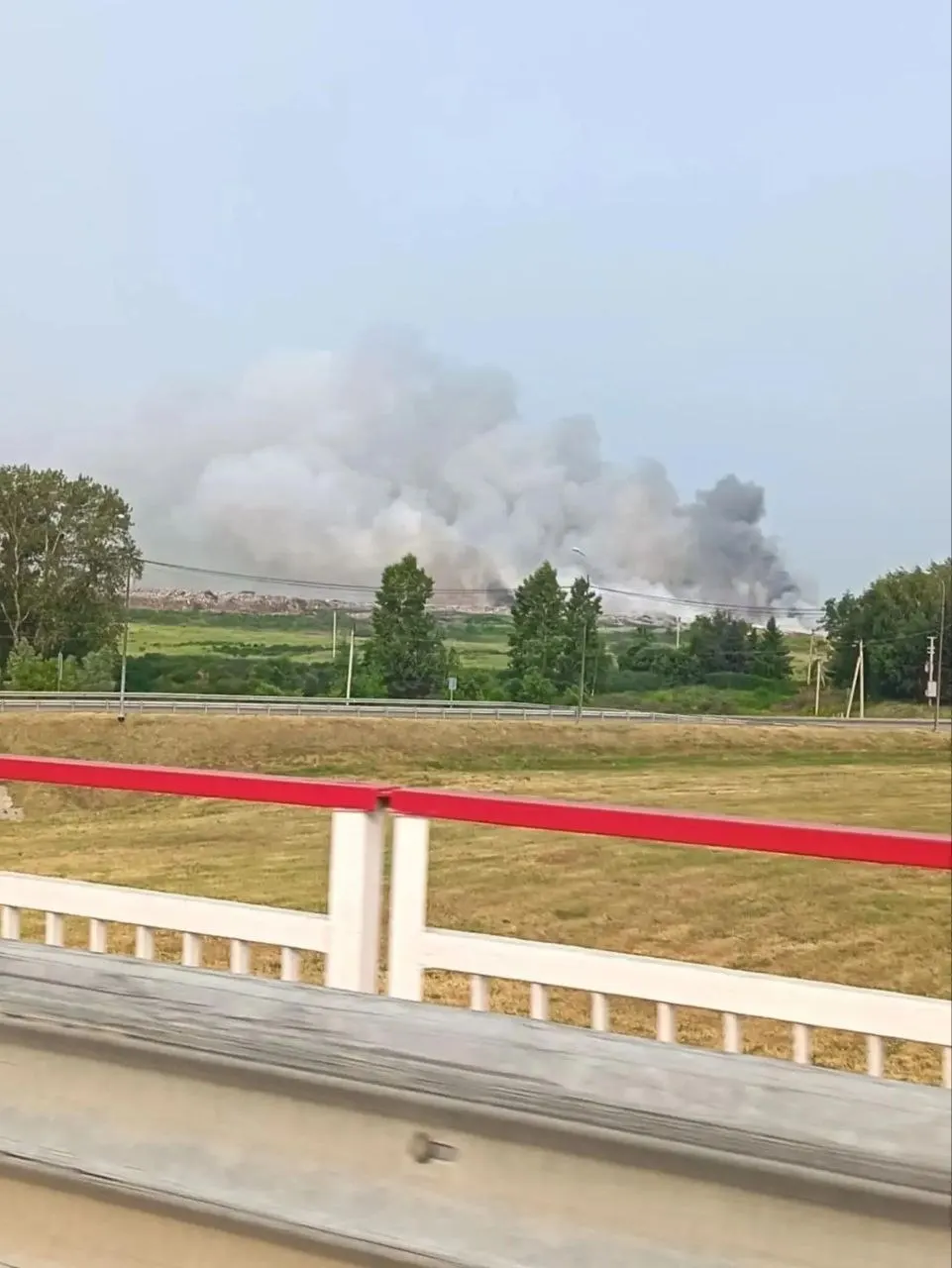 МЧС сообщает, что площадь пожара на полигоне в Бийске составляет около 100 кв. м.
