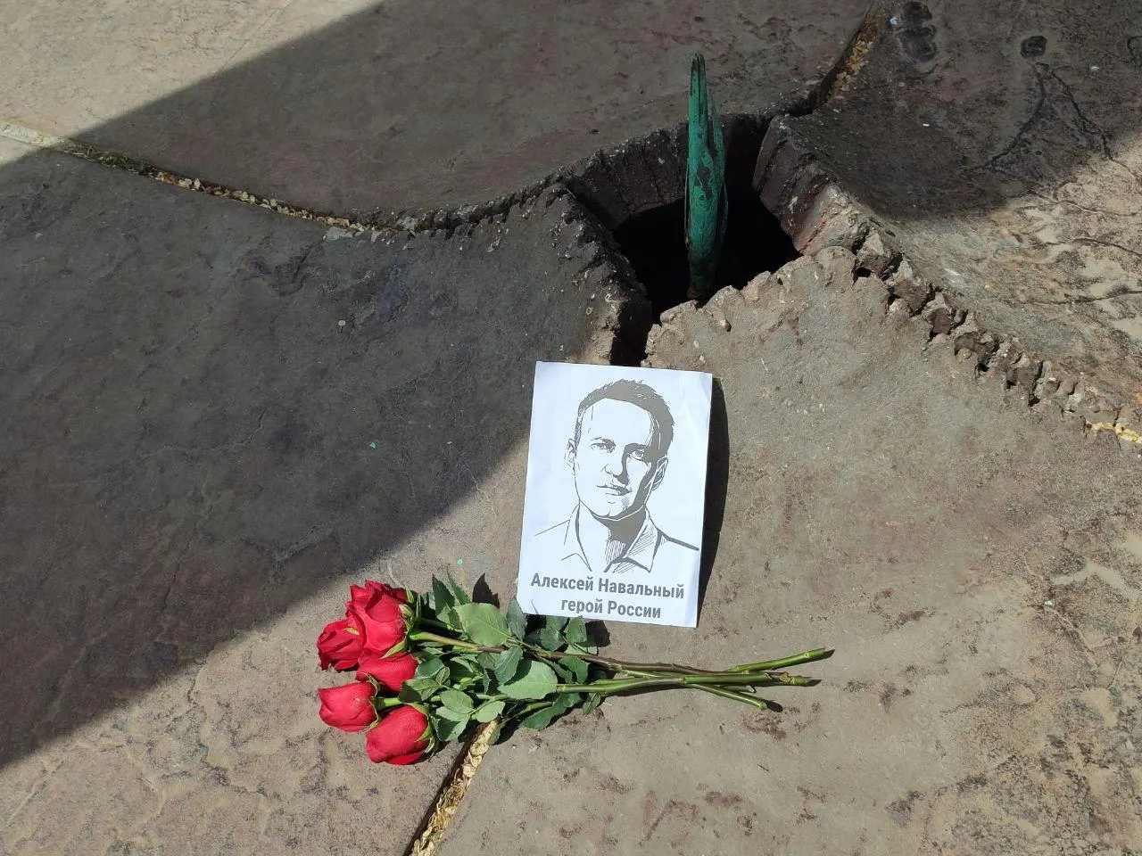 4 июня у одного из омских мемориалов появились цветы и портрет политика. Организаторы и правозащитники предупреждают о возможных задержаниях и просят соблюдать осторожность.