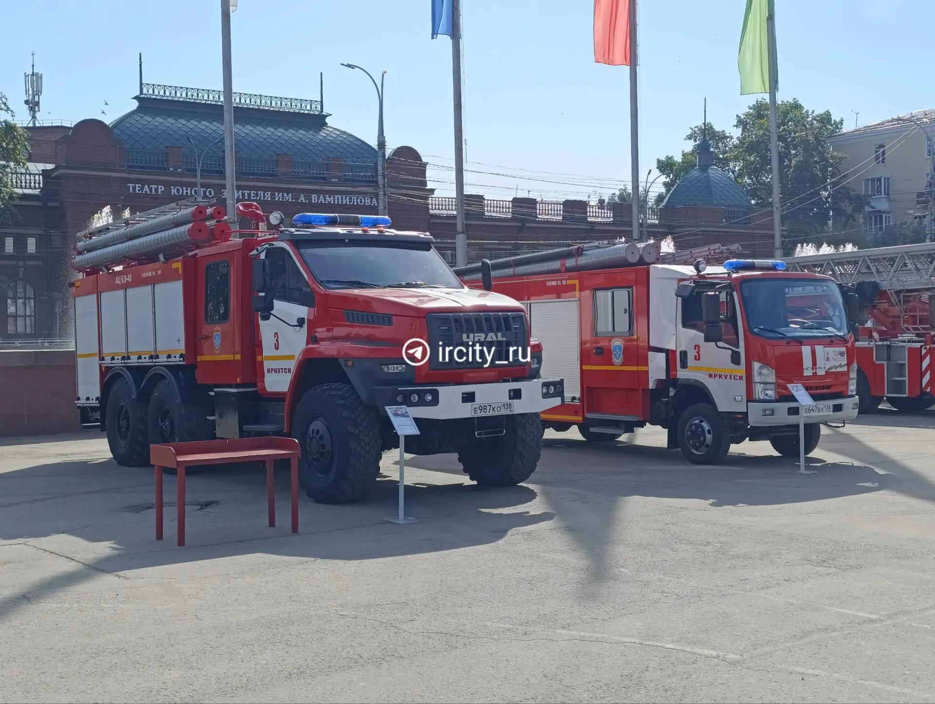У стадиона «Труд» в центре Иркутска пройдут выставка пожарной техники, автопробег ретро-пожарных автомобилей и программа с оркестром и полевой кухней.