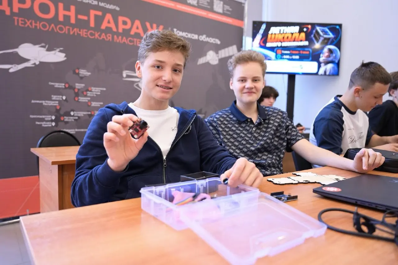 В Томске стартовала летняя «Школа юного космонавта»: 20 старшеклассников приступили к созданию прототипа полезной нагрузки для реального спутника в рамках юбилейного проекта университета.