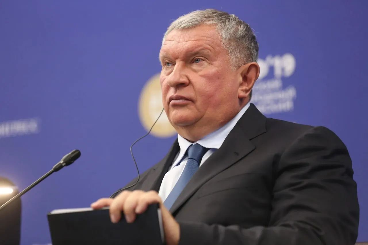 Глава «Роснефти» направил президенту пакет инициатив — от приостановки биржевых продаж до обязательной переработки сырья в России — чтобы снизить дефицит и стабилизировать цены после массовых повреждений НПЗ.