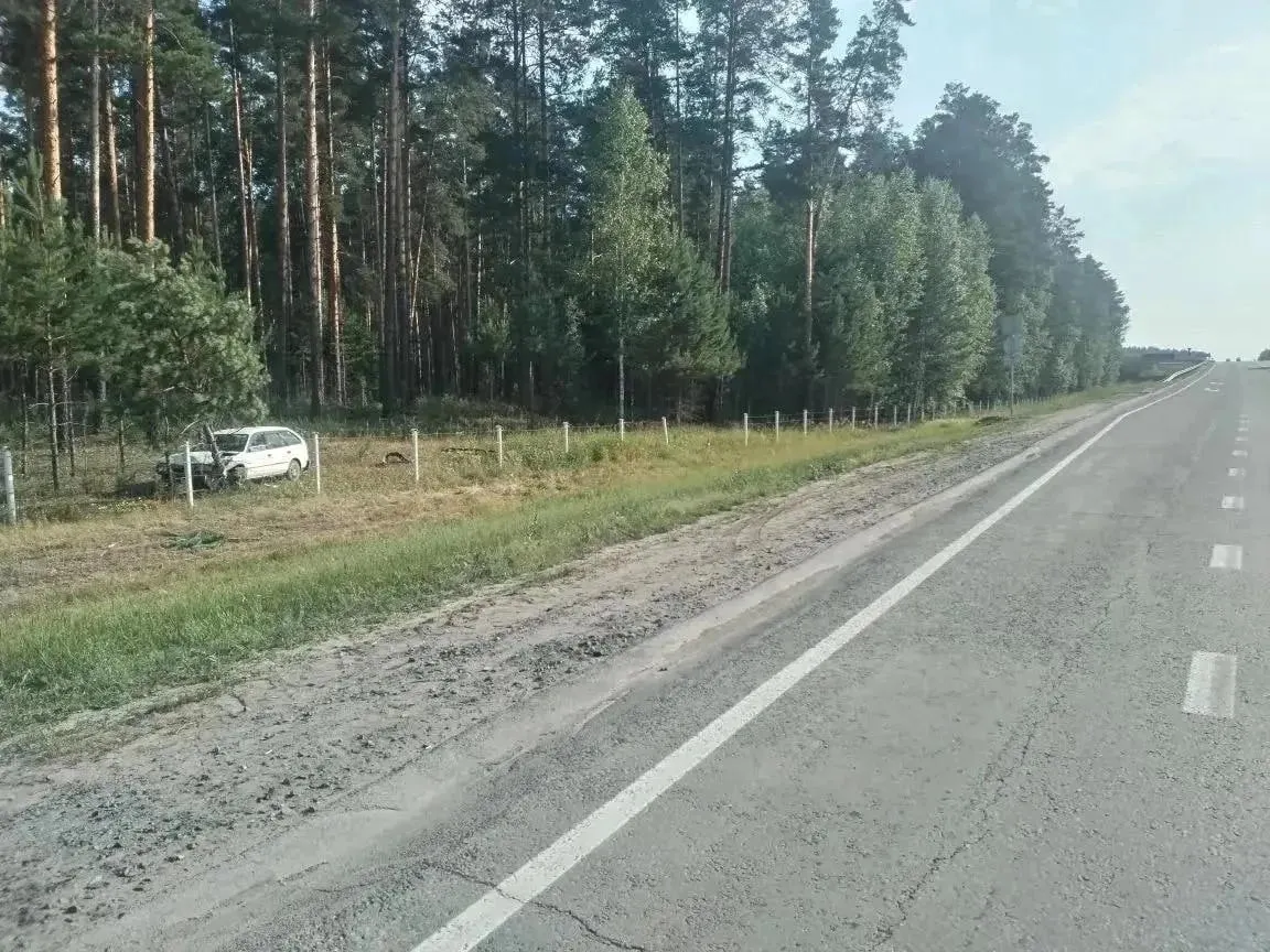 59‑летний мужчина на Toyota Corolla съехал в кювет на 26 км трассы Р‑254, после чего автомобиль врезался в металлическое ограждение и дерево; водитель скончался на месте.