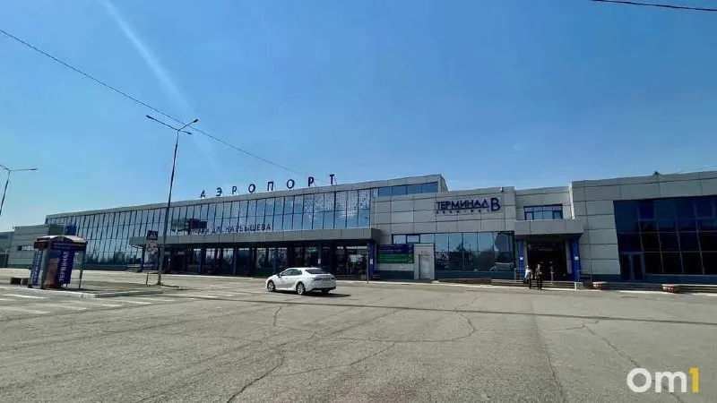 Вылет из аэропорта Омска, первоначально запланированный на 7:10, перенесён на вечер — новое время отправления указано как 18:15, фактический отлёт ожидается около 18:55.